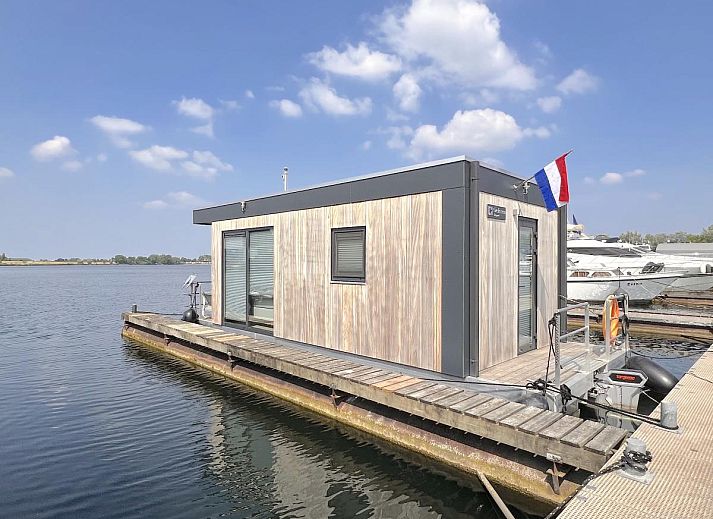 Stijlvolle badkamer in Jopies Houseboat, een vakantieaccommodatie in Maasbommel, Rivierengebied Gelderland.