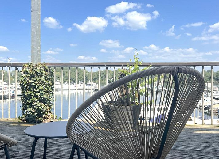 Geniessen Sie von der Terrasse des Ferienhauses Havenzicht in Maasbommel, Rivierengebied, Gelderland, den Blick auf den Jachthafen.