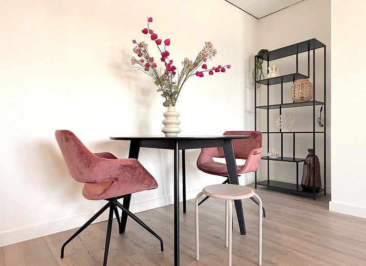 Geniessen Sie von der Terrasse des Ferienhauses Havenzicht in Maasbommel, Rivierengebied, Gelderland, den Blick auf den Jachthafen.