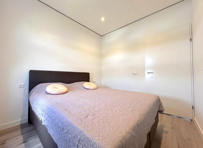 Geniessen Sie von der Terrasse des Ferienhauses Havenzicht in Maasbommel, Rivierengebied, Gelderland, den Blick auf den Jachthafen.