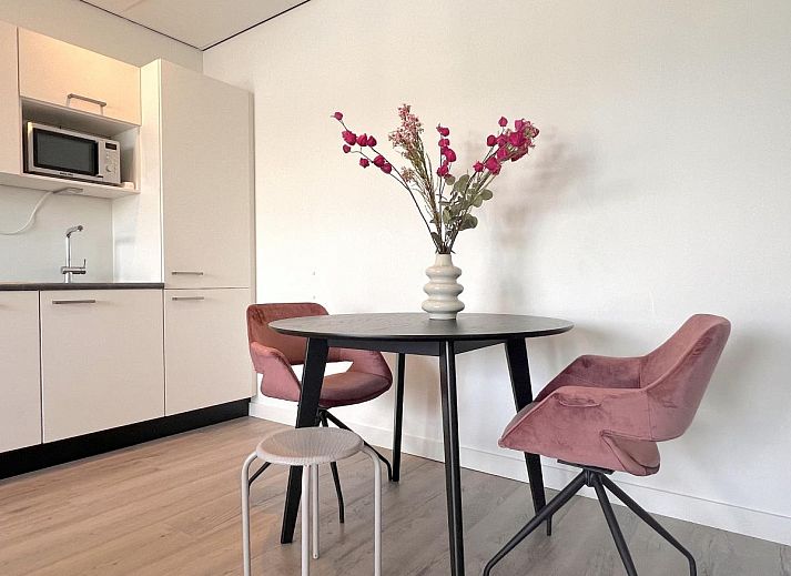 Stilvolles Wohnzimmer im Ferienhaus Havenzicht, Maasbommel, mit bequemem Sofa und moderner Einrichtung in Gelderland.