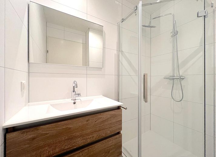 Stilvolles Wohnzimmer im Ferienhaus Havenzicht, Maasbommel, mit bequemem Sofa und moderner Einrichtung in Gelderland.