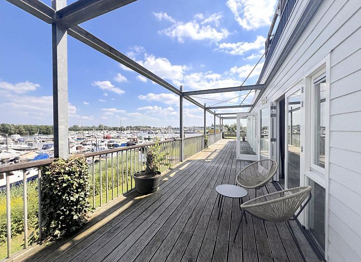 Stilvolles Wohnzimmer im Ferienhaus Havenzicht, Maasbommel, mit bequemem Sofa und moderner Einrichtung in Gelderland.