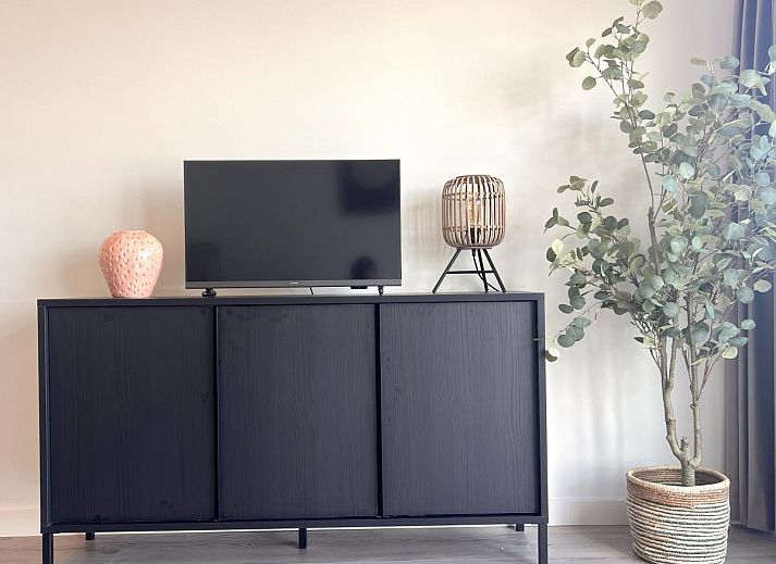 Moderne Kueche im Ferienhaus Havenzicht, Maasbommel, mit schlichten weissen Schraenken und Geraeten in Rivierengebied, Gelderland.