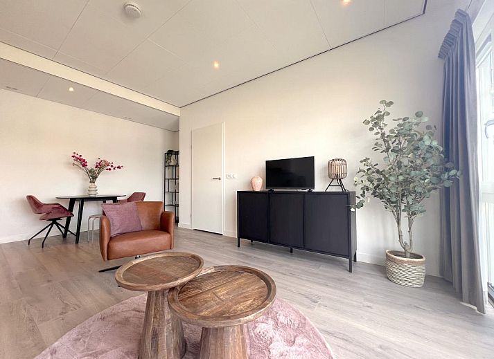 Moderne Kueche im Ferienhaus Havenzicht, Maasbommel, mit schlichten weissen Schraenken und Geraeten in Rivierengebied, Gelderland.