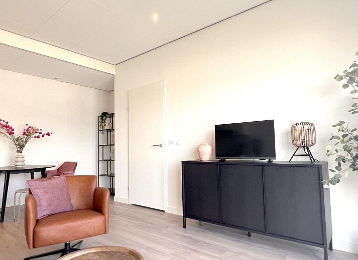 Moderne Kueche im Ferienhaus Havenzicht, Maasbommel, mit schlichten weissen Schraenken und Geraeten in Rivierengebied, Gelderland.