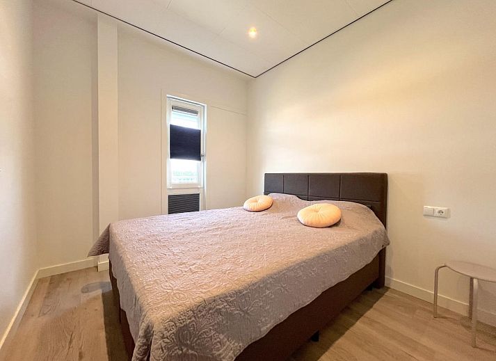 Moderne Kueche im Ferienhaus Havenzicht, Maasbommel, mit schlichten weissen Schraenken und Geraeten in Rivierengebied, Gelderland.