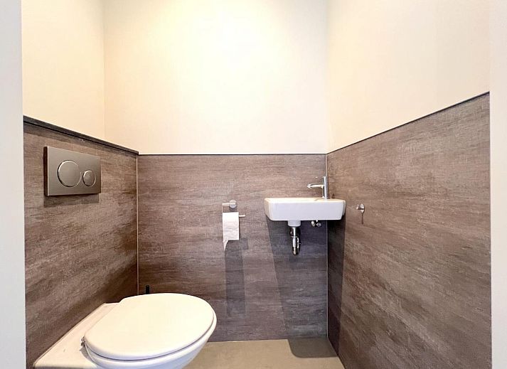 Moderne Kueche im Ferienhaus Havenzicht, Maasbommel, mit schlichten weissen Schraenken und Geraeten in Rivierengebied, Gelderland.