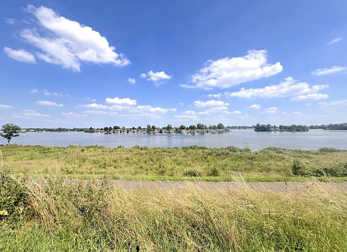Ruhiges Schlafzimmer im Ferienhaus Havenzicht, Maasbommel, mit komfortablem Doppelbett im Rivierengebied, Gelderland.