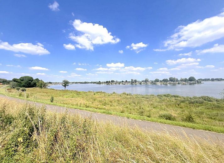 Ruhiges Schlafzimmer im Ferienhaus Havenzicht, Maasbommel, mit komfortablem Doppelbett im Rivierengebied, Gelderland.