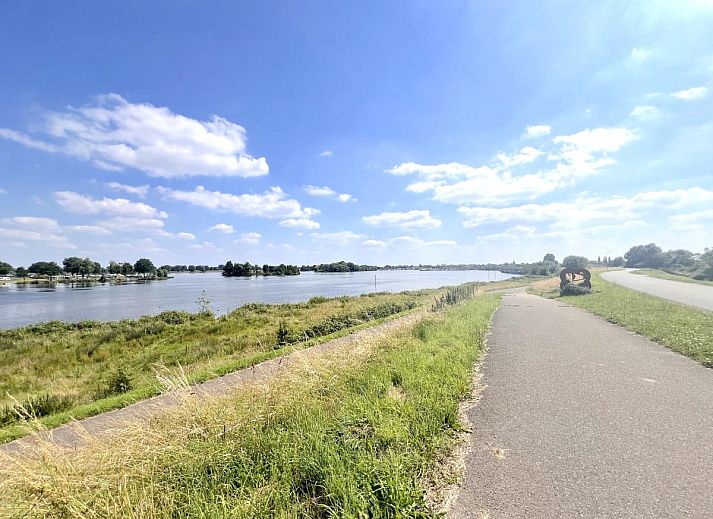 Ruhiges Schlafzimmer im Ferienhaus Havenzicht, Maasbommel, mit komfortablem Doppelbett im Rivierengebied, Gelderland.