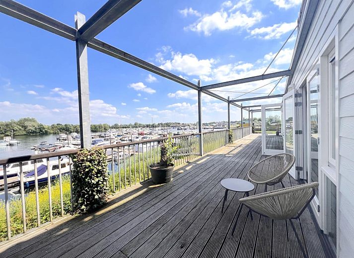 Ruhiges Schlafzimmer im Ferienhaus Havenzicht, Maasbommel, mit komfortablem Doppelbett im Rivierengebied, Gelderland.