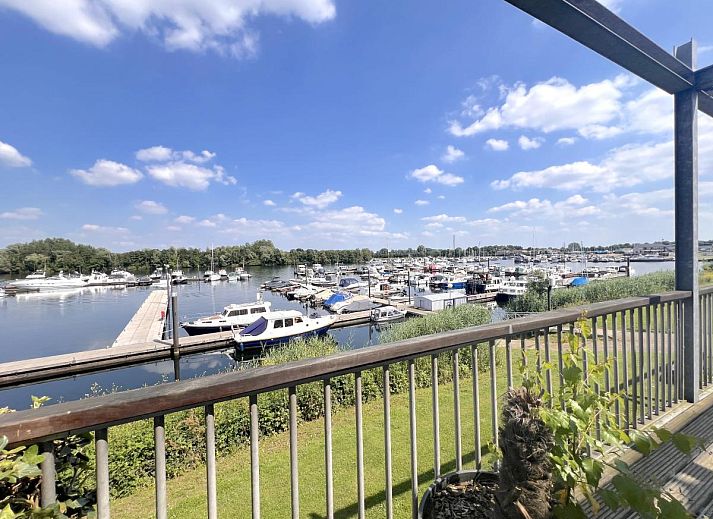 Ruhiges Schlafzimmer im Ferienhaus Havenzicht, Maasbommel, mit komfortablem Doppelbett im Rivierengebied, Gelderland.