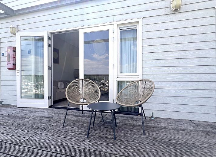 Gemuetliche Essecke mit Blumen auf dem Tisch im Ferienhaus Havenzicht, Maasbommel, Rivierengebied, Gelderland.