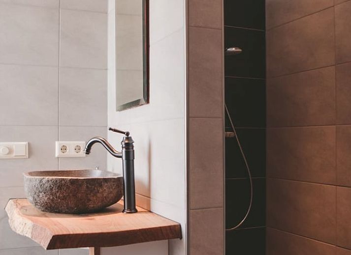 Gemuetliches Wohnzimmer im Ferienhaus in Rossum, ideal fuer Entspannung in Gelderland.