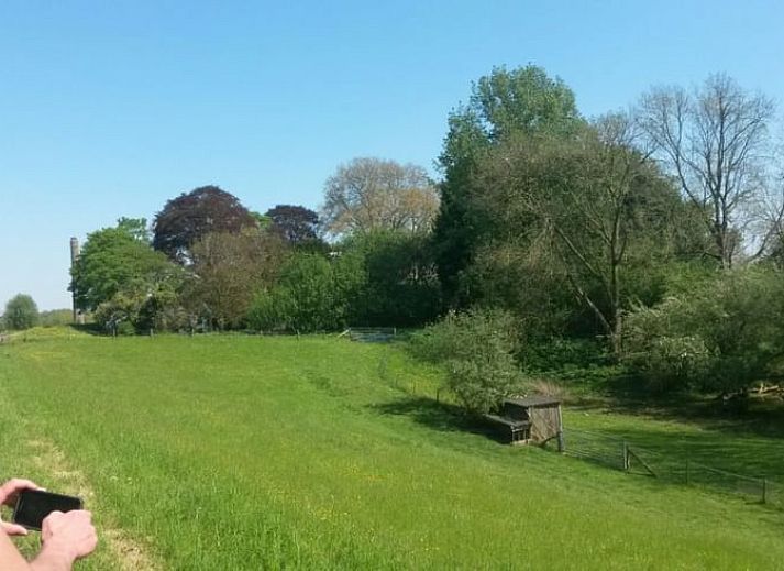 Esszimmer mit Aussicht im Ferienhaus in Rossum, ideal fuer Familienessen in Gelderland.