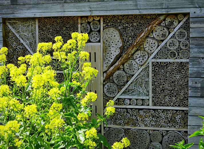 Modernes Badezimmer im Ferienhaus in Rossum mit einzigartigem Waschbecken, Rivierengebied.