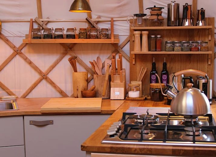 Gezellige zithoek met houtkachel in Huisje in Toldijk, vakantiehuis in Toldijk, Gelderland.