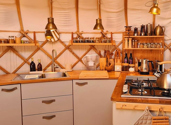 Gezellige zithoek met houtkachel in Huisje in Toldijk, vakantiehuis in Toldijk, Gelderland.