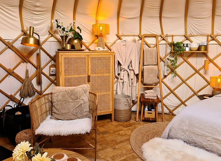 Gezellige zithoek met houtkachel in Huisje in Toldijk, vakantiehuis in Toldijk, Gelderland.