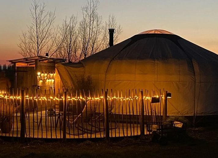 Veranda met uitzicht op natuur bij Huisje in Toldijk, vakantieaccommodatie in Gelderland.
