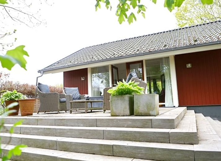 Gezellige woonkamer in Vakantiehuis in Angerlo, Gelderland met ruime zitplaatsen en uitzicht op de natuur.