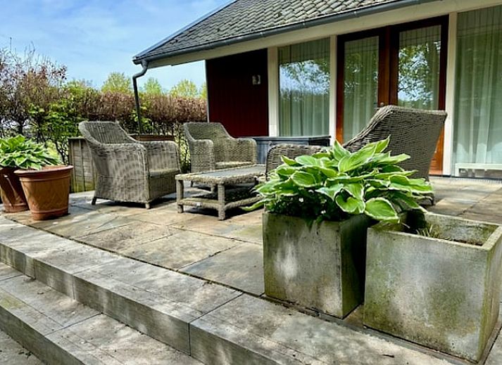 Gezellige woonkamer in Vakantiehuis in Angerlo, Gelderland met ruime zitplaatsen en uitzicht op de natuur.