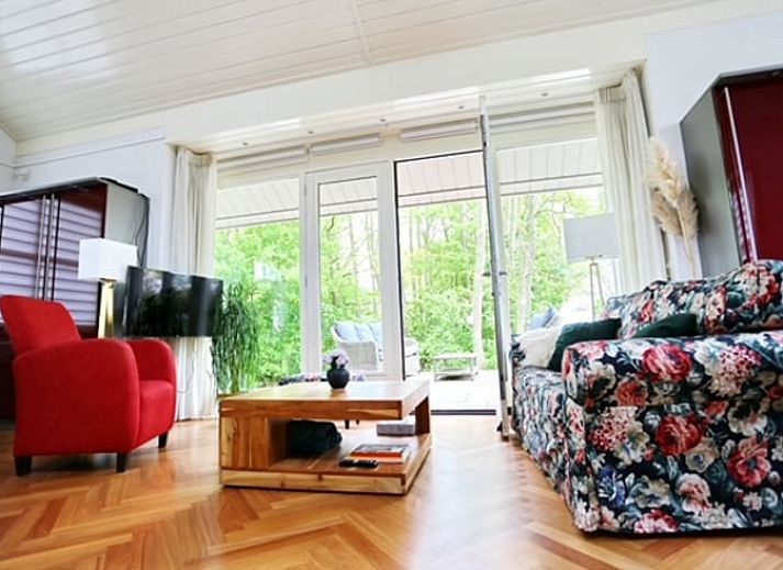 Gezellige woonkamer in Vakantiehuis in Angerlo, Gelderland met ruime zitplaatsen en uitzicht op de natuur.