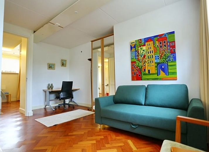 Buitenterras met planten bij Vakantiehuis in Angerlo, Rivierengebied, ideaal voor ontspanning.