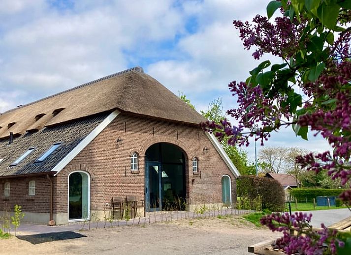 Ferienhaus in Angerlo mit Reetdach, gelegen in Rivierengebied, Gelderland.