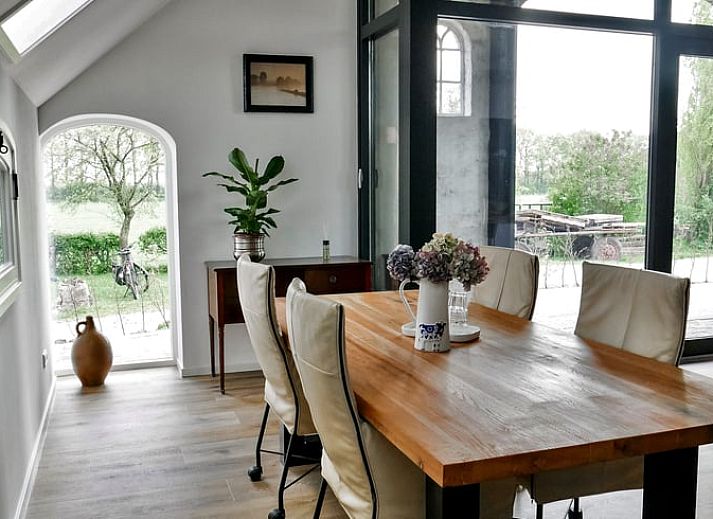 Ferienhaus in Angerlo mit Reetdach, gelegen in Rivierengebied, Gelderland.