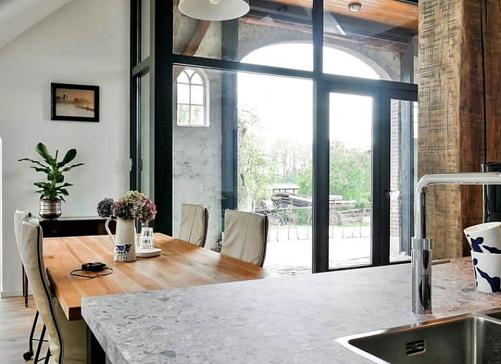 Laendliches Ferienhaus in Angerlo, umgeben von gruener Natur in Gelderland.