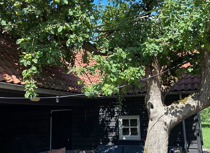 Charmant vakantiehuisje in Neerijnen met een prachtige tuin in het Rivierengebied, Gelderland.