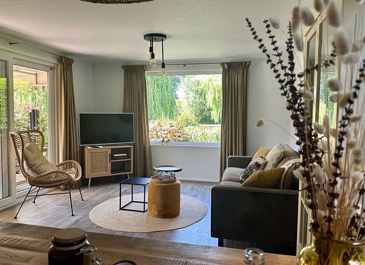 Geniet van de ruime veranda van Huisje in Gellicum, een vakantiehuis in het groene Rivierengebied van Gelderland.