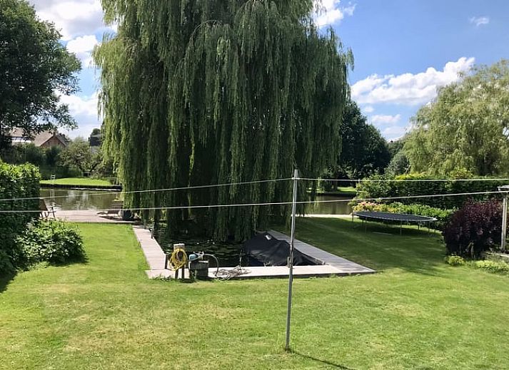 Geniet van de ruime veranda van Huisje in Gellicum, een vakantiehuis in het groene Rivierengebied van Gelderland.