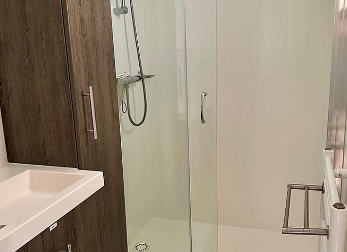 Geniet van de serene tuin van Huisje in Gellicum, vakantiehuis in het Rivierengebied, Gelderland, omgeven door weelderige natuur.