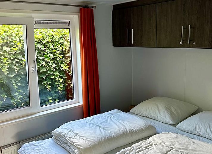 Geniet van de serene tuin van Huisje in Gellicum, vakantiehuis in het Rivierengebied, Gelderland, omgeven door weelderige natuur.