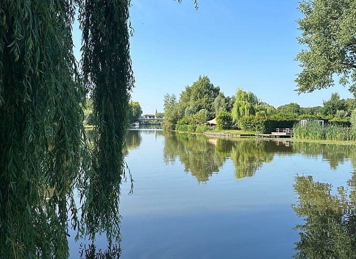 Geniet van de rust op de veranda van Huisje in Gellicum, een charmant vakantiehuis in het groene Rivierengebied, Gelderland.
