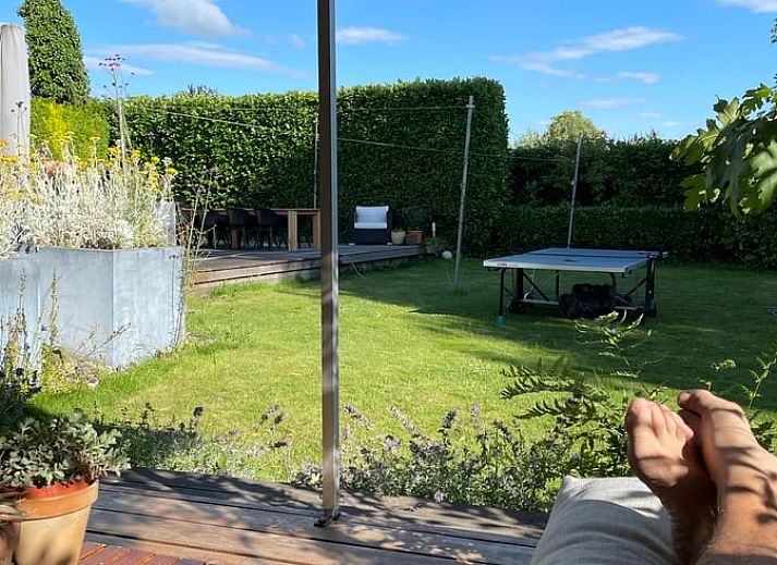 Geniet van de rust op de veranda van Huisje in Gellicum, een charmant vakantiehuis in het groene Rivierengebied, Gelderland.