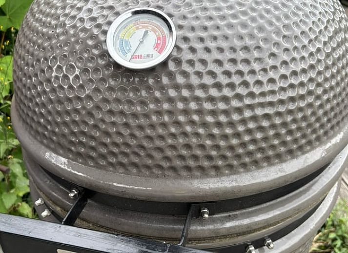 Gezellige keuken en eetruimte in Huisje in Gellicum, vakantiehuis in het Rivierengebied, Gelderland, met een rustieke houten tafel en stijlvolle inrichting.