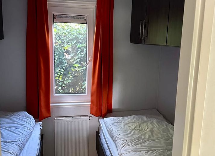 Gezellige keuken en eetruimte in Huisje in Gellicum, vakantiehuis in het Rivierengebied, Gelderland, met een rustieke houten tafel en stijlvolle inrichting.