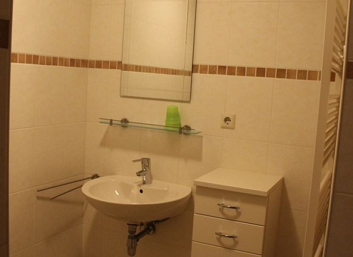 Gezellige zithoek in Vakantiewoning Hogeweg, Winterswijk, Achterhoek, met comfortabele banken en warme sfeer.