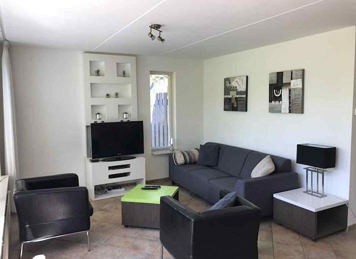 Helles Wohnzimmer des Ferienhauses DG312 in Winterswijk mit Blick auf den Garten.