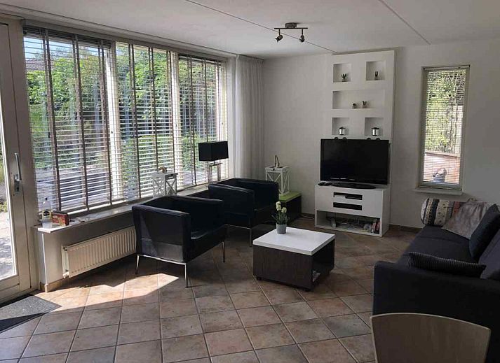 Helles Wohnzimmer des Ferienhauses DG312 in Winterswijk mit Blick auf den Garten.