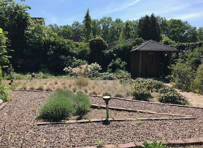 Helles Wohnzimmer des Ferienhauses DG312 in Winterswijk mit Blick auf den Garten.