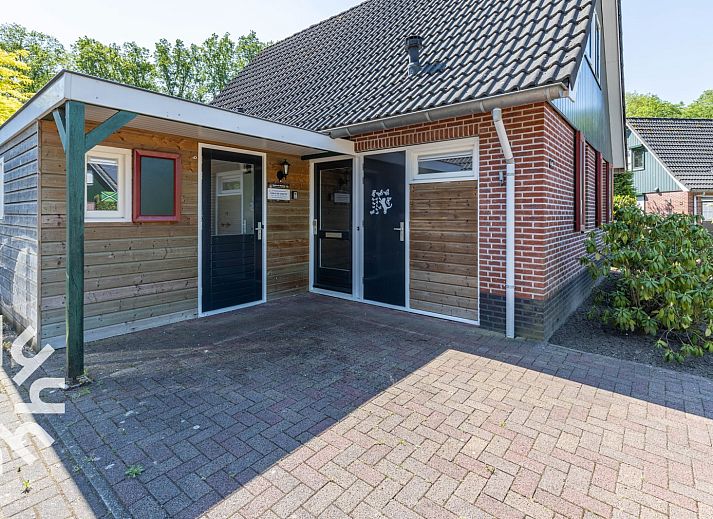 Gemuetliches Wohnzimmer in DG238 Ferienhaus Winterswijk Achterhoek mit bequemen Sofas.