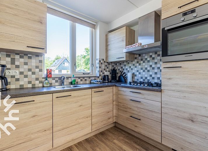 Gemuetliches Schlafzimmer in DG238 Ferienhaus Winterswijk Achterhoek mit Holzausstattung.