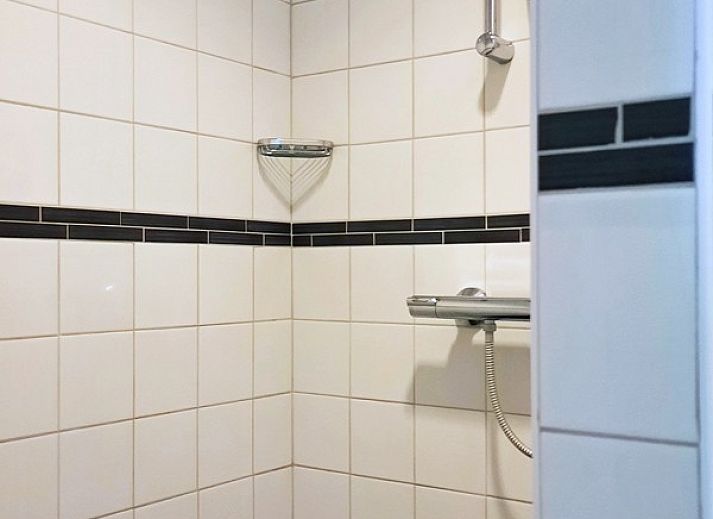 Modernes Badezimmer im Ferienhaus De Berkeboom, Winterswijk, mit stilvoller Einrichtung und Annehmlichkeiten in Achterhoek, Gelderland.