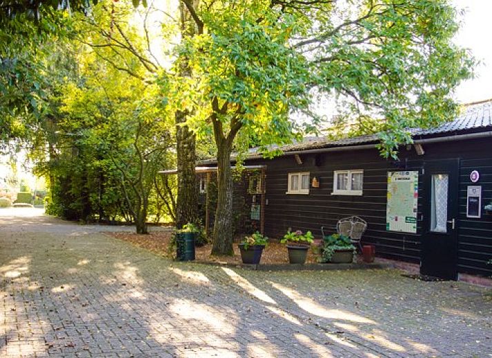 Modernes Badezimmer im Ferienhaus De Berkeboom, Winterswijk, mit stilvoller Einrichtung und Annehmlichkeiten in Achterhoek, Gelderland.
