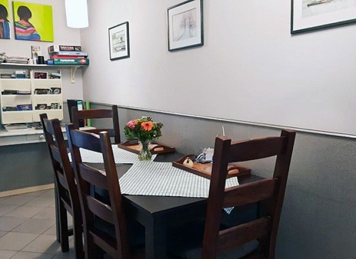 Komfortables Badezimmer im Ferienhaus De Berkeboom, Winterswijk, mit praktischem Stauraum und Annehmlichkeiten in Achterhoek, Gelderland.